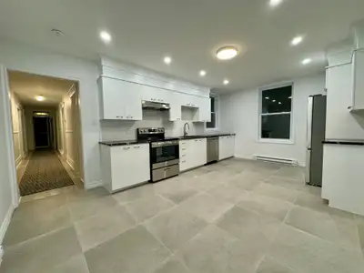 *12366 Boulevard Laurentien* $2150 Ce superbe 7 1/2 dans un immeuble rénové au coeur d'Ahuntsic-Cart...