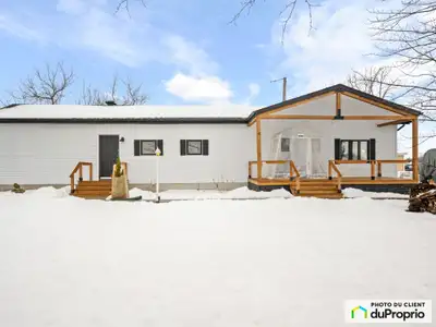Magnifique maison mobile entièrement rénovée en 2021. Cette maison est assise sur le plus gros terra...