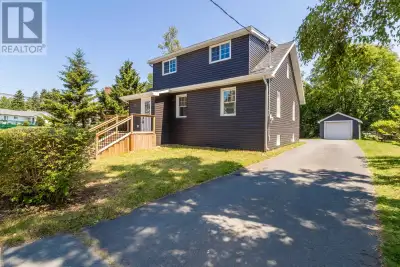 A perfectly renovated 1.5-storey in the heart of Windsor. Within walking distance to all town amenit...