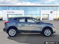 This Nissan Qashqai boasts a Regular Unleaded I-4 2.0 L/122 engine powering this Variable transmissi... (image 5)