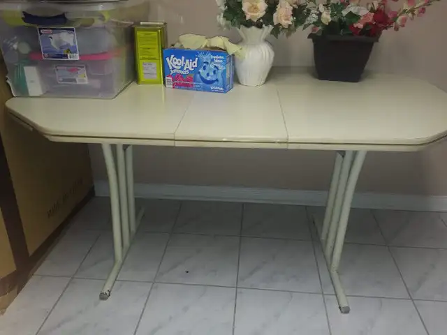 WHITE table FOR DINING ROOM OR KITCHEN IN EXCELLENT CONDITION in Dining Tables & Sets in Mississauga / Peel Region - Image 2