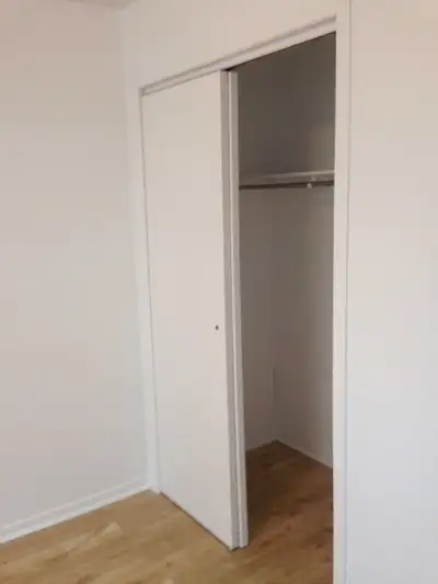 4 1/2 JUILLET!!! Beau logement avec plancher de béton léger, entrée laveuse-sécheuse, rangement. Non...