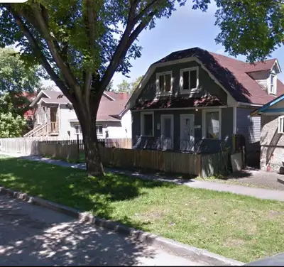 4A//Winnipeg/Affordable Investment Opportunity in Winnipeg's North End!Discover this partially renov...