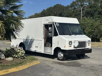 2012 Ford E-450 Econoline Max Ext. Measurements: 25' 5in. L x 8' 5in. W x 9' 3in. H Cargo Measuremen...
