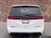 Only 25 Miles! This Chrysler Pacifica Hybrid has a trusty Gas/Electric V-6 3.6 L/220 engine powering... (image 3)
