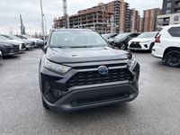 Le Toyota RAV4 LE 2021 est un VUS compact très populaire, reconnu pour sa fiabilité, son efficacité... (image 2)