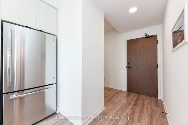 Sun-filled, high-floor 1+1 bed, 1-bath condo in Condos for Sale in Mississauga / Peel Region - Image 6