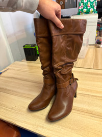 Women's Size 39 Brown Heel High Knee Round Toe Boots.