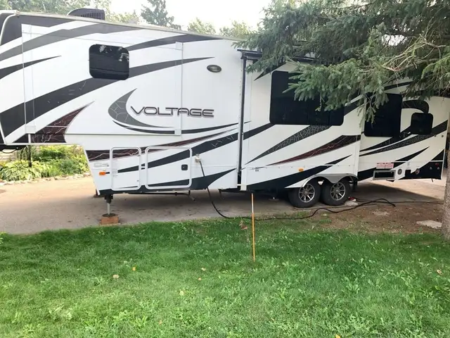 2014 Dutchmen Voltage V3200 TOY HAULER 36' OAL 10'GARAGE in Cargo & Utility Trailers in Guelph - Image 14