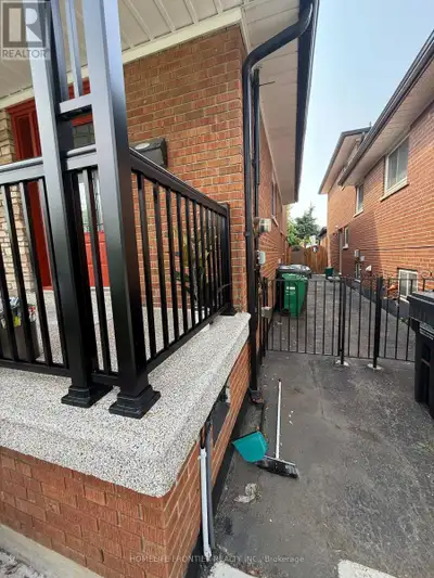 MAIN FLOOR - 759 BLOOR STREET Mississauga (Applewood), Ontario