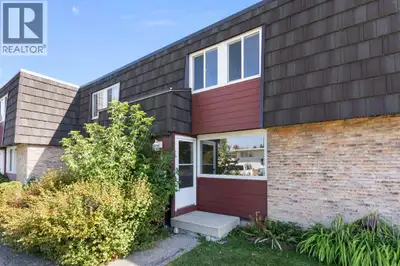 NEW PRICE! Ready to move into a spacious townhome in the desirable inner city neighborhood of Glamor...