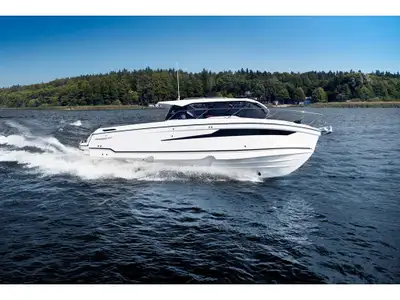 Le 920 Explorer MAX est conçu pour les excursions d'une journée, les week-ends sur l'eau et les esca...