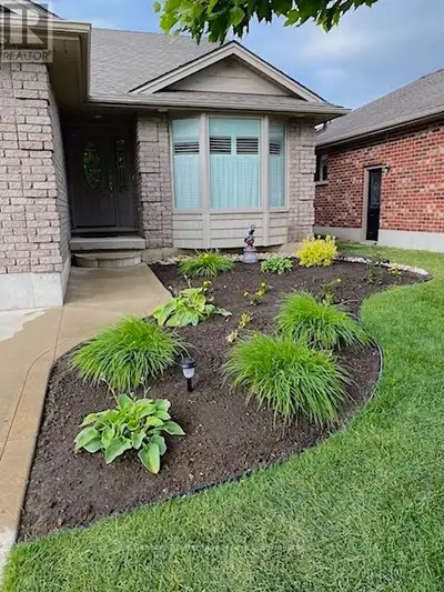 Built by local builder, Deroo Bros. This unique 2008 4 level spilt is in immaculate condition. Livin...