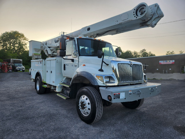 2004 International 7300 4x4 Bucket Truck in Other in New Glasgow - Image 2