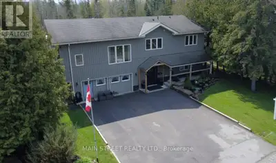 Welcome to your ultimate "Live, Work, and Play" retreat at 1 Mustard St, a stunningly renovated 6-be...