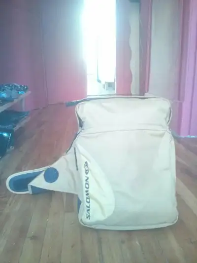 Sac à dos SALOMON de très haute qualité et très pratique, sangle d’épaule qui s’attache avec Velcro,...