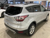 Le Ford Escape SE AWD 2017 offert chez AutoStudio 72 a une robe argent, un habitacle noir et 4 porte... (image 3)