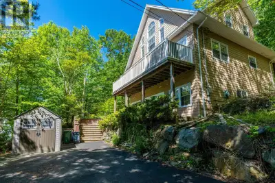 Welcome to 69 Meadowbrook Drive in the conveniently located and highly sought-after Basinview school...
