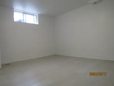 2b 1w 1 kitchen lower-level unit Fairview Mall subway station, Seneca College, shopping, fulltime jo...