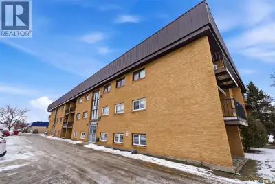 Very spacious 1145 sq. ft. condo located on the main floor of this south end building. Features 3 be...