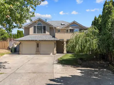Set on the best side of Blackham Drive, this beautifully updated 2 storey basement entry offers 3 be...
