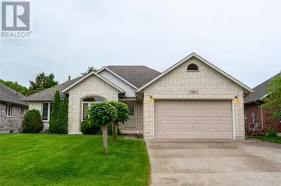 189 STATHIS BLVD-MOVE IN READY, 3 BEDROOM, 3 BATHROOM BUNGALOW IN A COVETED FAMILY NEIGHBOURHOOD. BR...