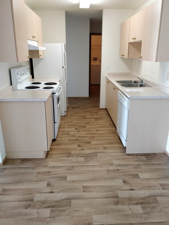 2 Bedroom Insuite Laundry Great Location Long Term Rentals