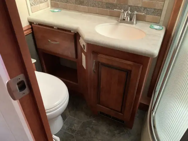 2011 Holiday Rambler Ambassador 36PFT in RVs & Motorhomes in Barrie - Image 30