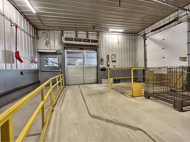 LOCAL INDUSTRIEL À LOUER À JONQUIÈRE – DE 400 À 10 500 PI² in Storage & Parking for Rent in Saguenay - Image 9