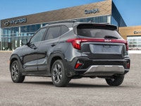 *Leather Seats, Remote Start, Heated Steering Wheel, Heated Seats, Apple CarPlay!* Surefooted handli... (image 4)