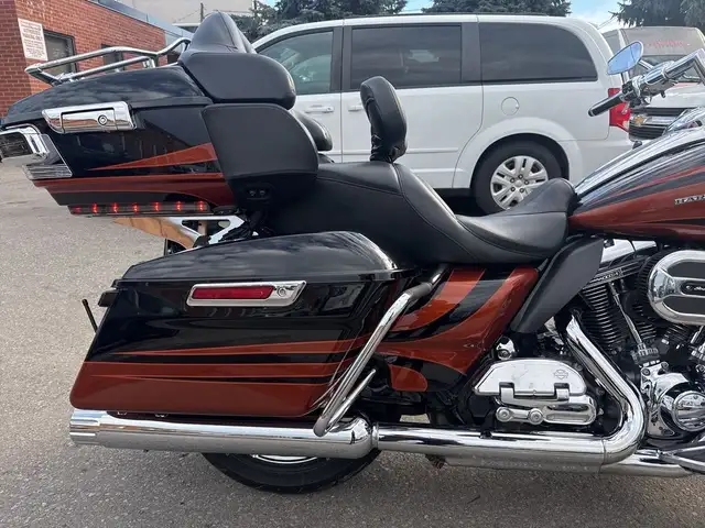 2015 Harley-Davidson CVO Road Glide ~ SUPER CLEAN ~ 110CI ~ ROAD in Sport Touring in City of Toronto - Image 11