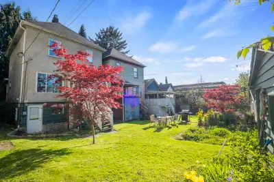 1545 East 4th Avenue, Vancouver, BC Rent: $2095/month Available: October 1 Bright and comfortable gr...