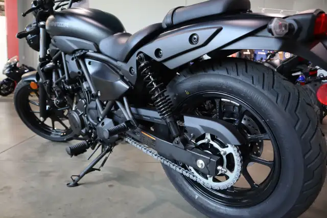 2025 Kawasaki ELIMINATOR 500 Black in Street, Cruisers & Choppers in Edmonton - Image 9