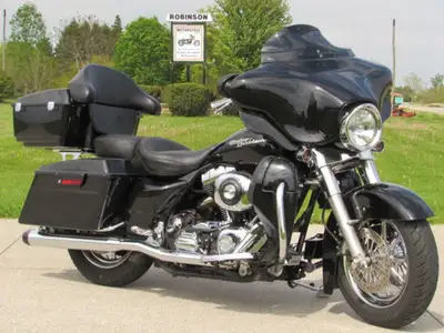 Bluetooth Radio - Air Ride Suspension - ON HOLD - This 2006 Street Glide Looks and Rides Fantastic!...