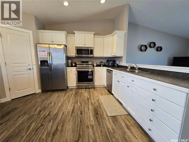 752 McTaggart DRIVE Weyburn, Saskatchewan in Houses for Sale in Regina - Image 4
