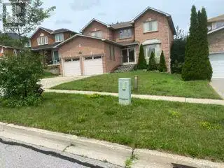 Bright & Spacious 4 Bedrooms Home in South Newmarket! Eat-in White Kitchen W Centre Island, Backspla...