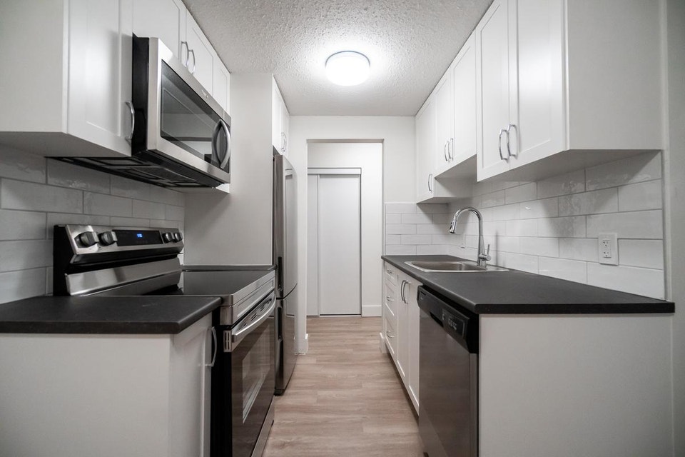 3 Bedroom Apartment for Rent - 720 Queens Ave 2