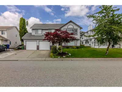 Located in West Abbotsford, this basement entry home offers 3 bedrooms and 2 bathrooms on the main f...