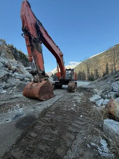 2014 Hitachi 670LC-5B Located in Skagway AK has 8897.9 Hours on it Comes with a Dig bucket and Thumb...