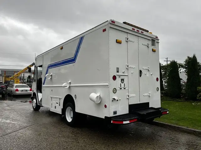 2005 Morgan Olson Workhorse 14 Foot Step Van with Shelving in Heavy Trucks in City of Montréal - Image 8