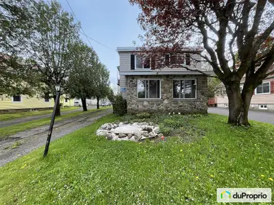 Duplex, dans un quartier résidentiel tranquille, près des services (dépanneur, clinique médical, épi...