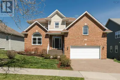 Welcome to 192 Bently Drive, a beautifully refreshed family home in sought-after Mount Royale, perfe...