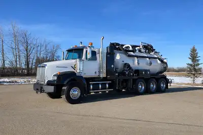 2010 Western Star 4900SA Combo Vac Code TC407 Triaxle With Boom Comes with a Detroit DD15 diesel eng...