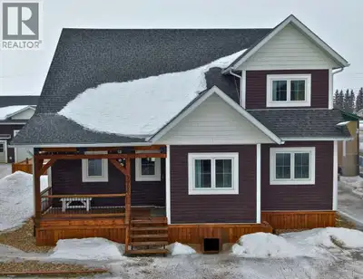 Custom Charm, Modern Comfort & Room to Live — Welcome to Nampa! Step into this stunning custom-built...