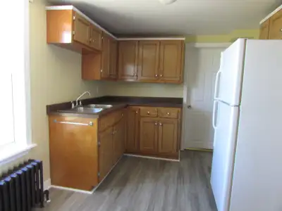 Cozy 2 bedroom house for rent, close to downtown area, very clean, hardwood floors. Quiet area. Baby...