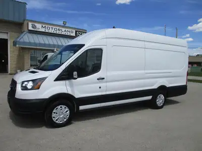 V6 , High Roof with long body style, auto ,air ,cruise, tilt ,pw ,pl,Nav with Bluetooth media radio....