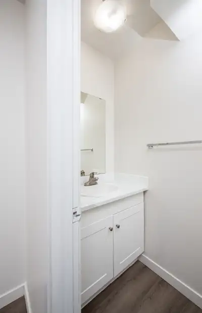 Great location in the heart of downtown Fort Saskatchewan. This great location allows for a short di...