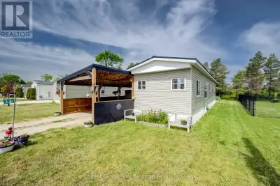 Welcome to the perfect opportunity to get yourself into the housing market at 33 Dove Rd. This is a...