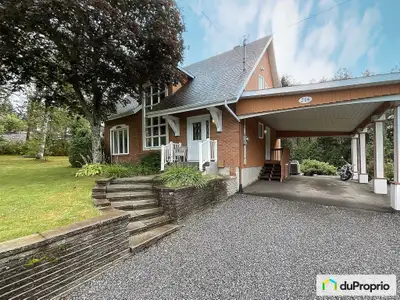 Charmante propriété à un étage et demi, nichée dans un secteur paisible et recherché. Cette maison b...