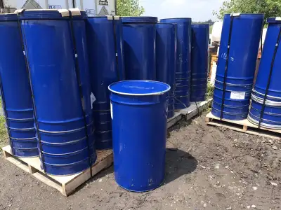 Baril de métal avec couvercle. 38" de hauteur. Diamètre extérieur: 22 3/4". Diamètre intérieur: 21 1...